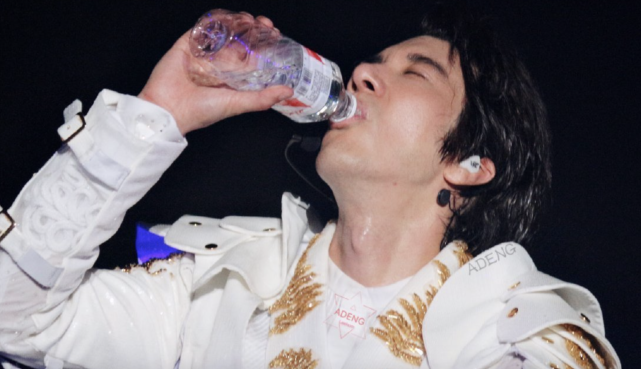 王力宏回应与娃哈哈解约：从小一块长大 会继续喝 